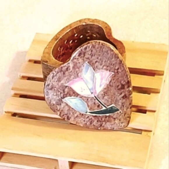 VINTAGE SOAP STONE WITH INLAID ABALONE SHELL HEART SHAPED TRINKET BOX - Picture 1 of 7